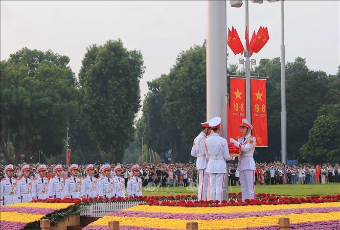 Hàng nghìn người dân tham dự Lễ Thượng cờ tại Quảng trường Ba Đình
