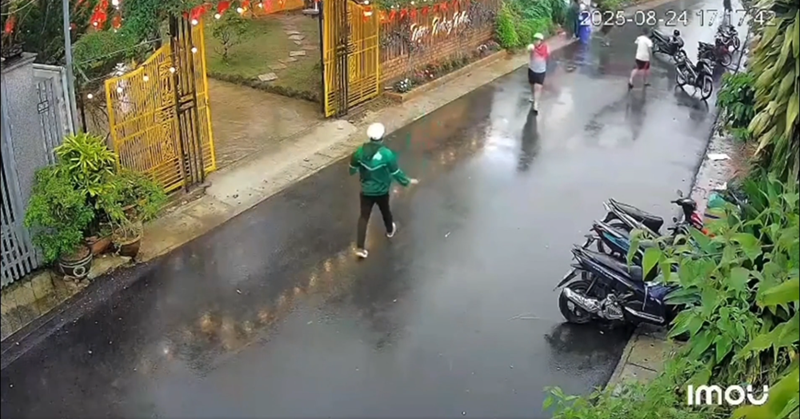 Danh tính nữ cán bộ phường chặn đánh người giữa đường, camera ghi lại toàn bộ vụ việc
