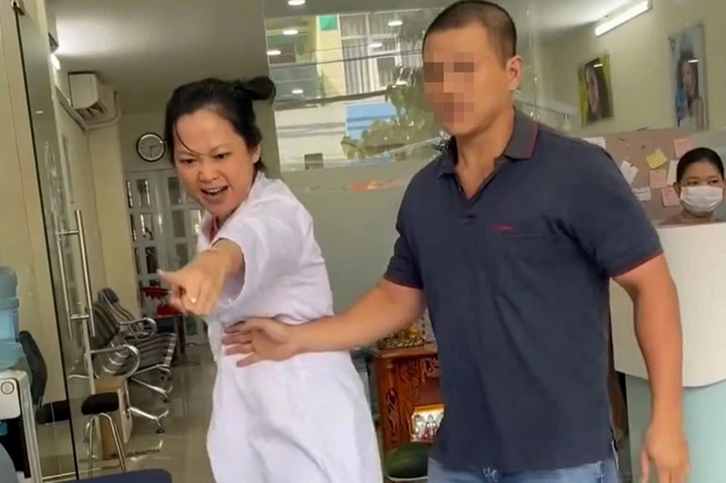 Bắt khẩn cấp chủ nha khoa Tuyết Chinh hành hung khách hàng ở TPHCM