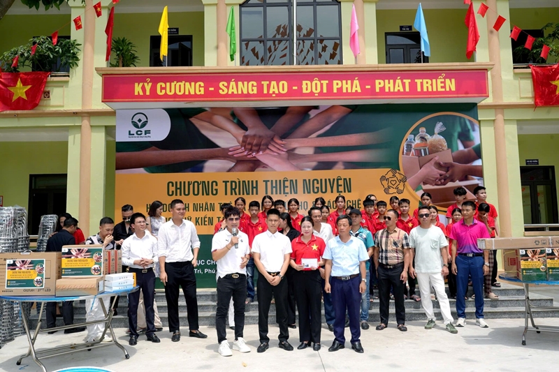 Ca sĩ Lương Gia Huy, Châu Việt Cường, Mai Lan cùng những người bạn thực hiện chuyến từ thiện ý nghĩa tại Trường Giáo dục Chuyên biệt tỉnh Phú Thọ