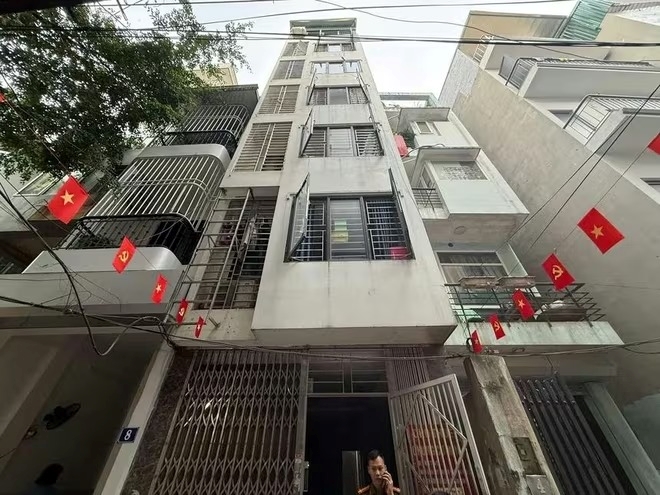 Kịp thời hướng dẫn 7 người thoát nạn trong vụ cháy chung cư mini ở Đình Thôn