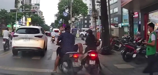 Xác minh kẻ đi xe máy không đội mũ bảo hiểm, cố tình ‘húc’ một phụ nữ