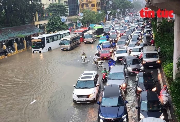 Mưa xuyên đêm, đường phố Hà Nội mênh mông biển nước