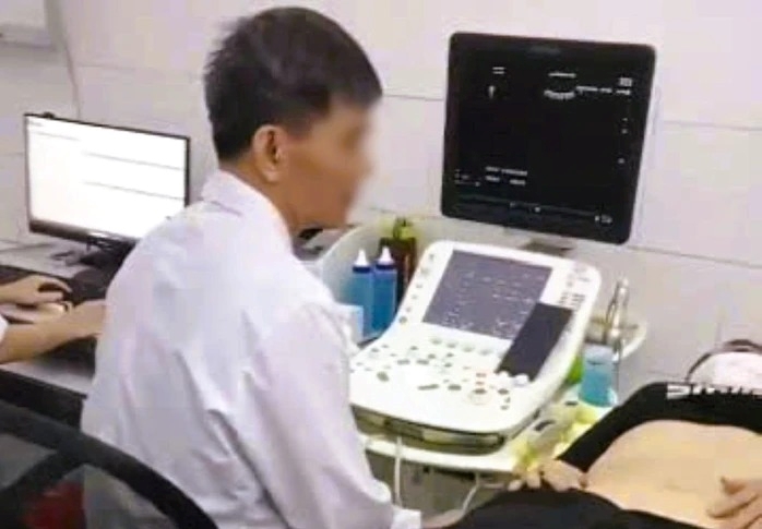 Bác sĩ bị phản ánh vừa siêu âm cho bệnh nhân vừa xem bóng đá trên điện thoại