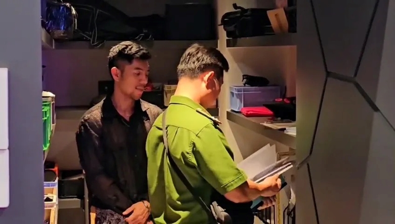 Chồng Ngân 98 nói không nhớ mật khẩu két sắt chứa 80 sổ đỏ