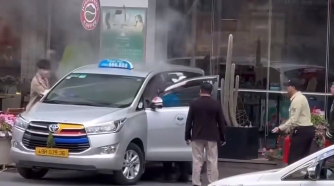 Clip Taxi bất ngờ bốc cháy, người dân xúm vào giải cứu tài xế