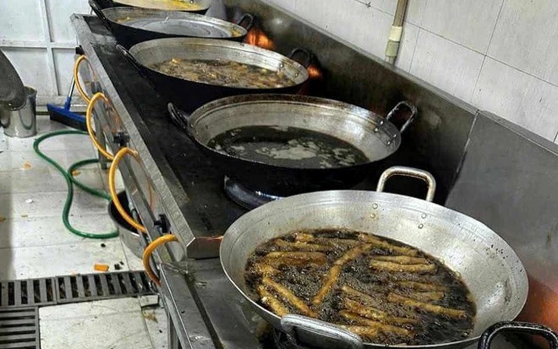 Phụ huynh nghi nhà cung cấp suất ăn bán trú cho nhiều trường học ở Hà Nội dùng dầu đen kịt