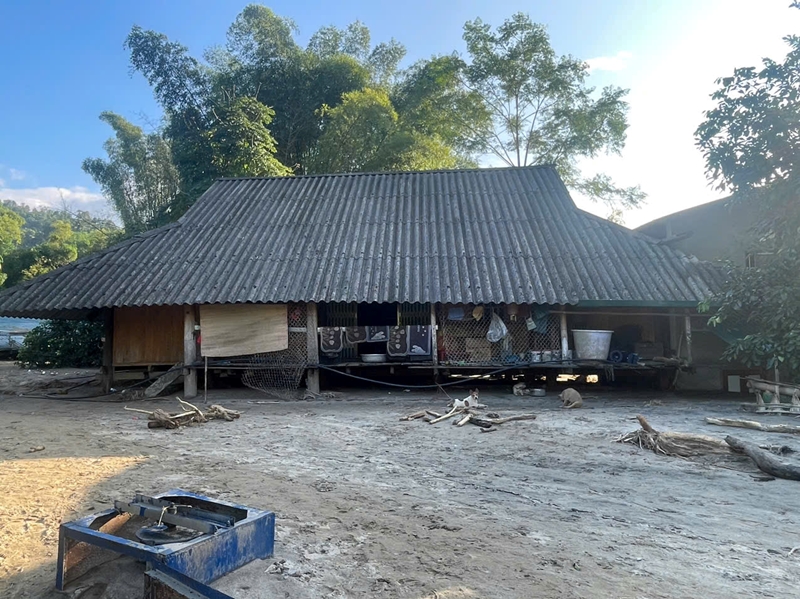 Mỏ vàng trôi vào bản sau cơn lũ, xã lập tổ 10 người thay nhau canh gác