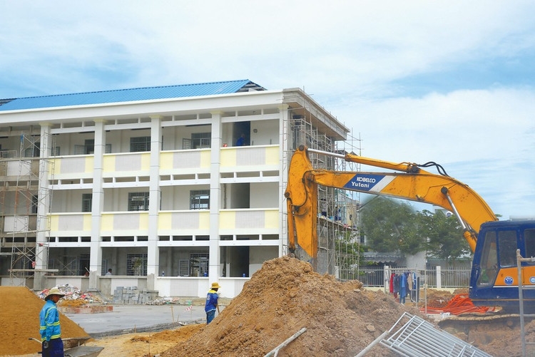 Gói thầu xây Trường tiểu học Vĩnh Thạnh 1, 2 Đua bỏ giá thấp rồi  chạy làng