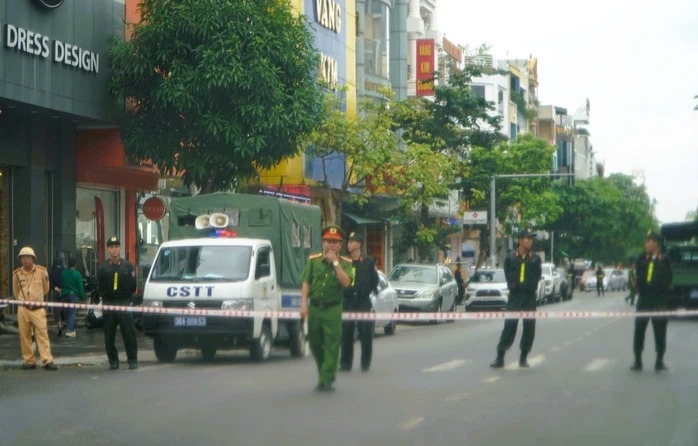 Cảnh sát ngăn đường vào khu tiệm vàng lớn nhất xứ Thanh