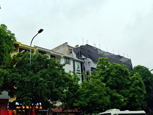 Cầu Giấy Căn nhà số 101 Khúc Thừa Dụ vẫn tiếp tục thi công, phá vỡ quy hoạch chung của khu phố