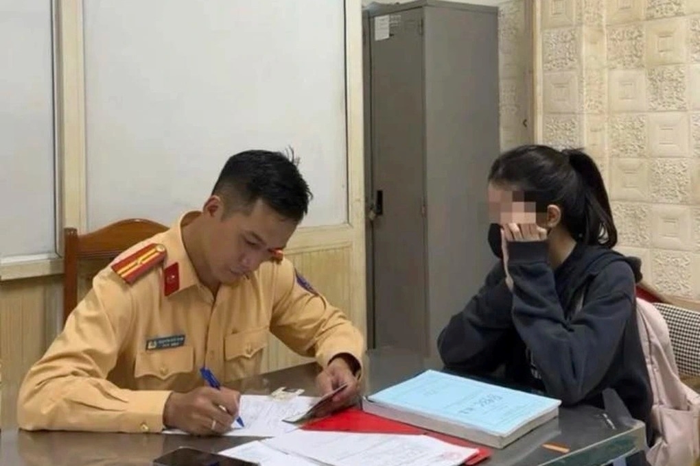 Vừa lái xe máy vừa xem TikTok, nữ sinh 19 tuổi bị phạt 1,4 triệu đồng