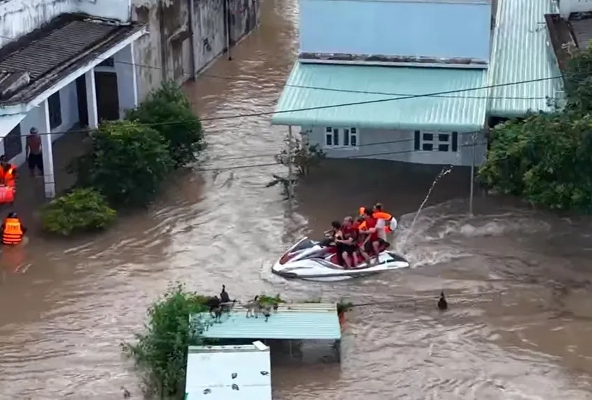 Jeski vượt sóng, tình nguyện viên xuyên đêm cứu người giữa lũ dữ