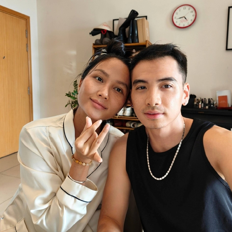 Chồng H Hen Niê lấy sữa của vợ pha cafe cho bạn uống