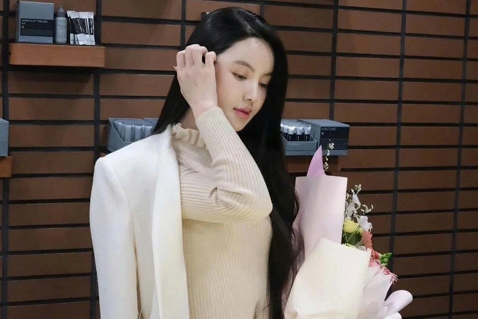 Ồn ào quanh bức ảnh chiếc vali đầy TPCN xách tay của Quang Hải