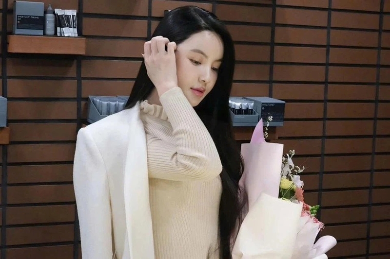 Ồn ào quanh bức ảnh chiếc vali đầy TPCN xách tay của Quang Hải