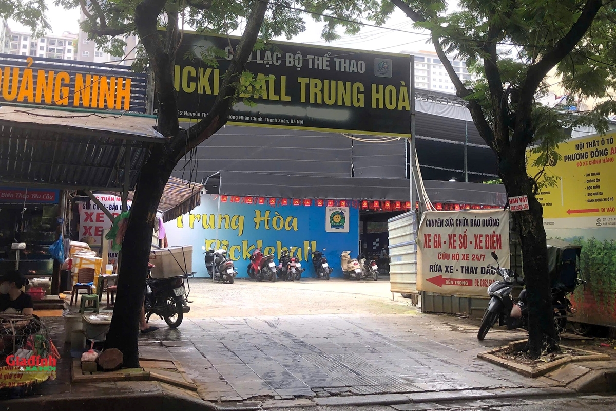 Hà Nội Tổ hợp sân thể thao, chợ tạm mọc trái phép trên đất vàng Yên Hòa