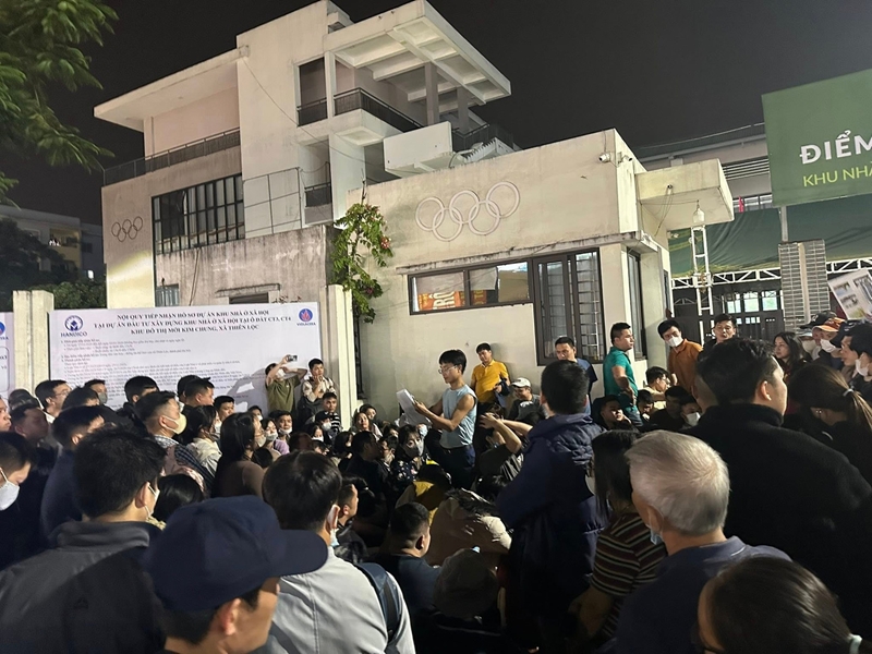 Cảnh xuyên đêm xếp hàng nộp hồ sơ mua nhà ở xã hội CT3 Kim Chung, giá từ 900 triệu đồng căn