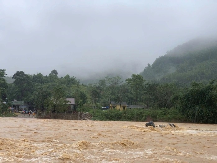 CLIP Khoảnh khắc xe đầu kéo bị nước lũ cuốn trôi, tài xế mất tích