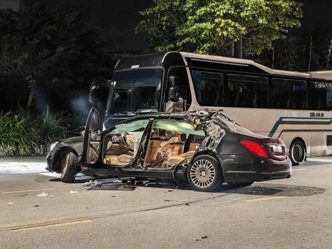 Xe sang đâm ôtô khách đỗ ven đường, một người tử vong