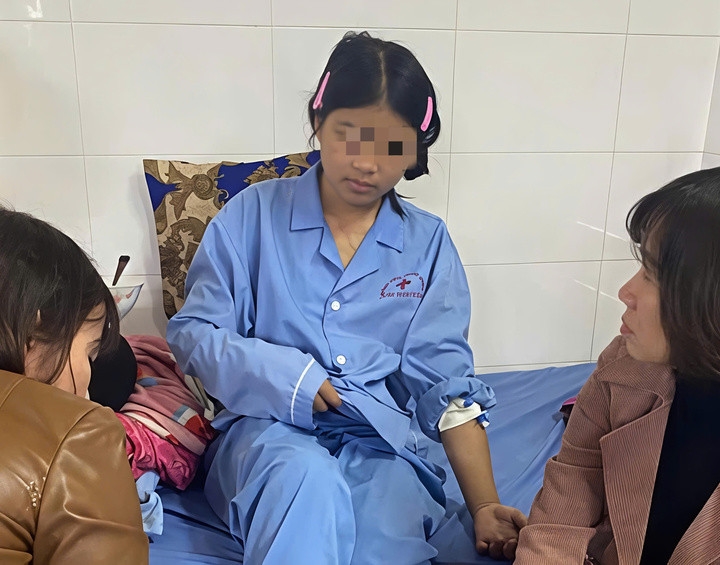 Mẹ bé gái bị bạo hành ở Thái Nguyên Con bị đánh suốt 4 tiếng, dọa rút móng tay