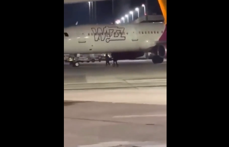 Hành khách tới trễ giờ, đuổi theo máy bay đòi lên cho bằng được