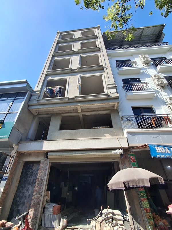 “Áp lực từ trên cao” Người dân lo ngại về an toàn và sự hài hòa kiến trúc tại phường Đông Ngạc