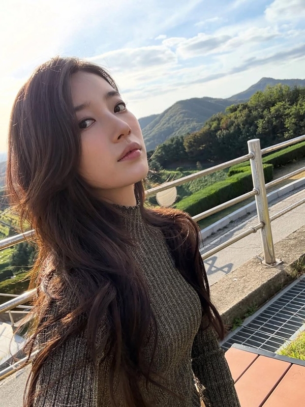 Danh tính nữ diễn viên gây sốt với visual xinh đẹp khi chạy bộ ở Hồ Tây