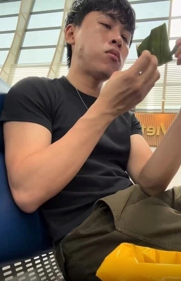 Khách ở sân bay TP HCM cố ăn 30 cái bánh bột lọc vì cấm đem sang Nhật