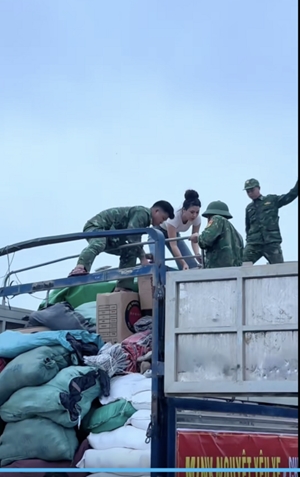 Cô gái Tuyên Quang lái xe 30 tấn, bốc hàng cứu trợ