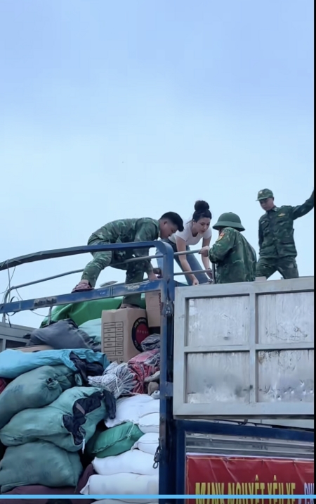 Cô gái Tuyên Quang lái xe 30 tấn, bốc hàng cứu trợ