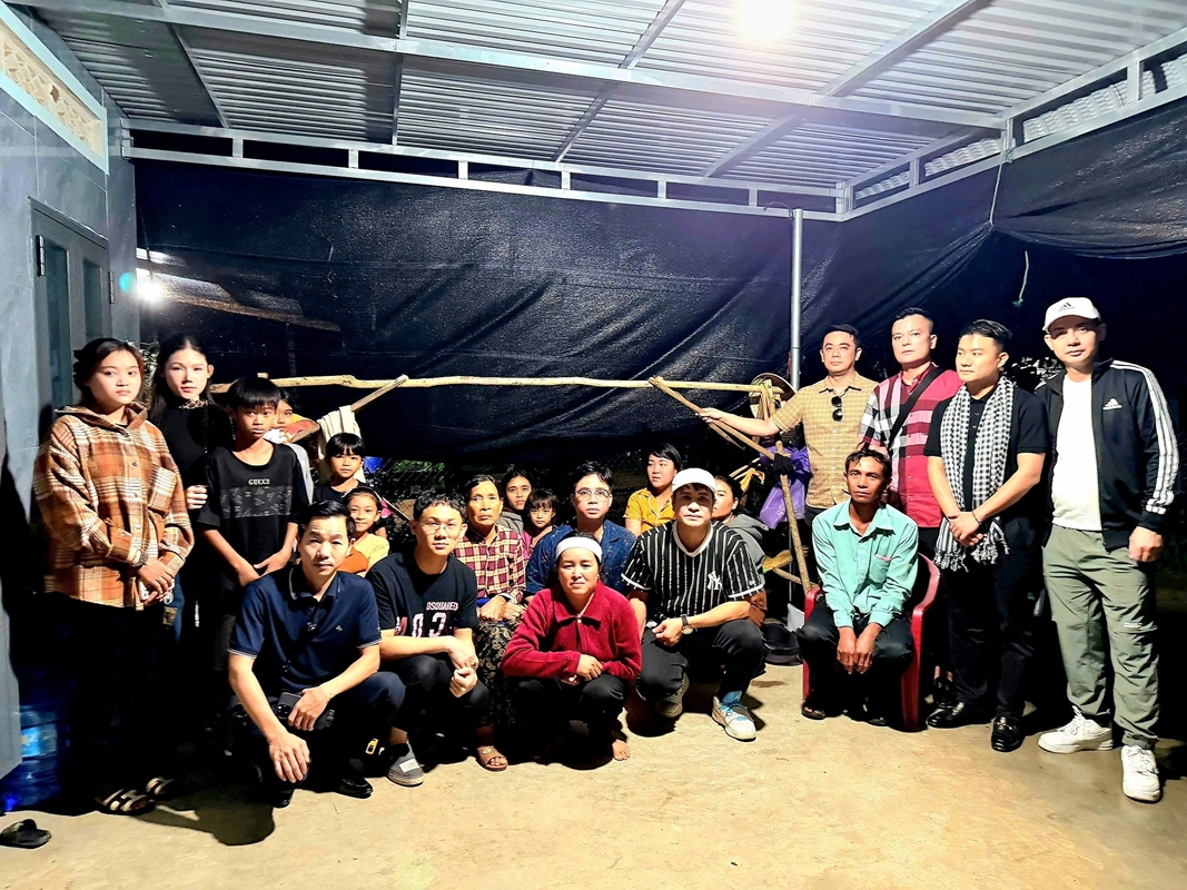 Đoàn văn nghệ sĩ và các mạnh thường quân sưởi ấm những phận đời ở Phú Yên