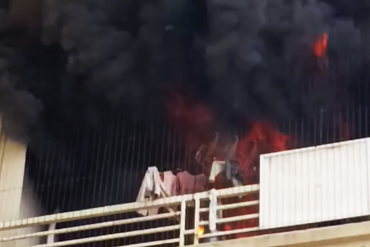 Cháy chung cư ở Hà Nội, khói đen đặc cuồn cuộn bốc lên