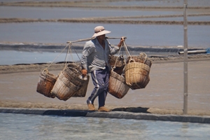 Người dân Thiềng Liềng làm du lịch và hành trình tìm vị ngọt trên ruộng muối