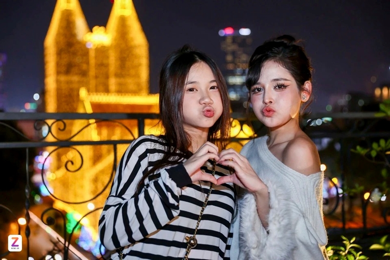 Trải bạt chờ check-in nhà thờ Đức Bà