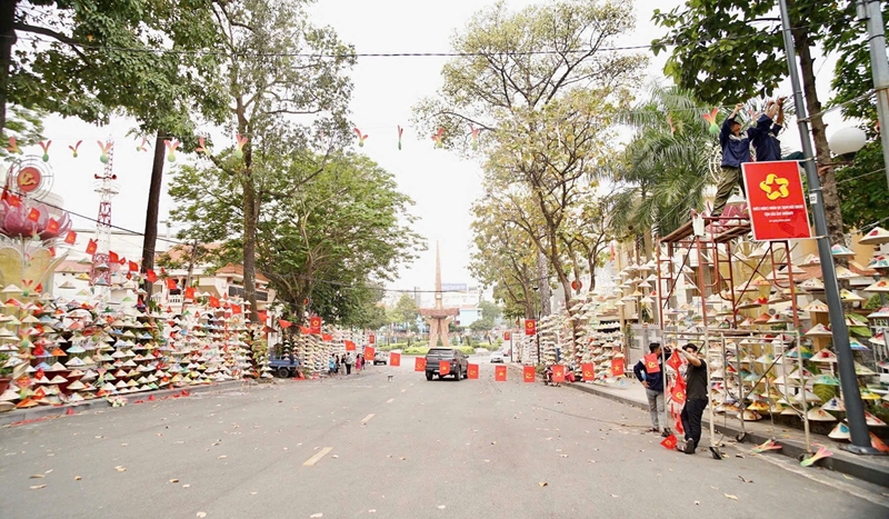 Ấn tượng con đường trang trí hơn 2500 chiếc nón lá tại phường Thủ Dầu Một