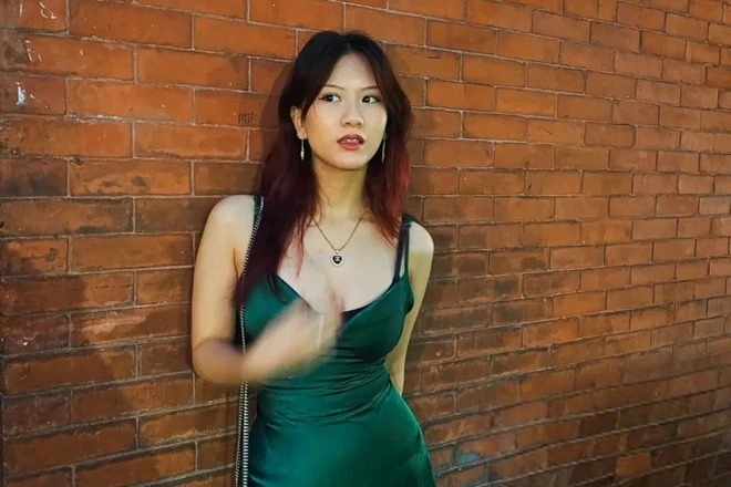 Quay video ở đường, TikToker bị người phụ nữ lao vào dọa đấm