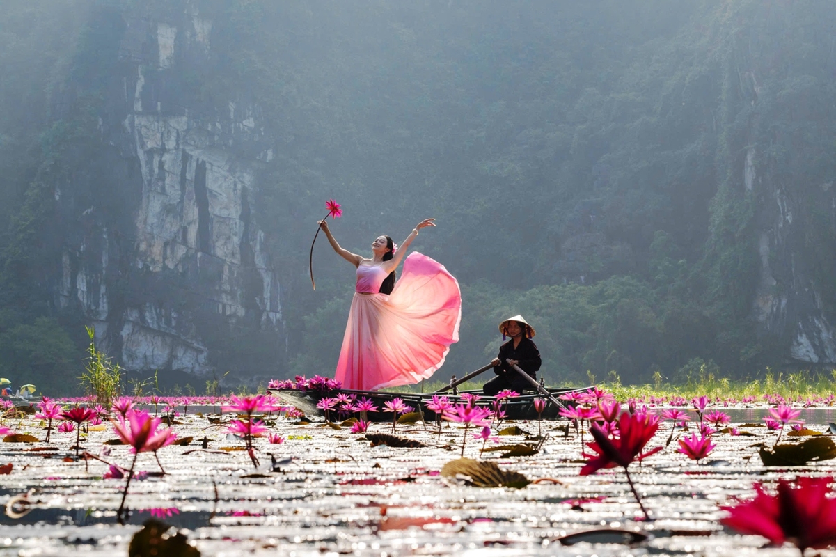 Đoàn phim Ấn Độ ấn tượng với sắc hồng trên dòng Ngô Đồng ở Ninh Bình