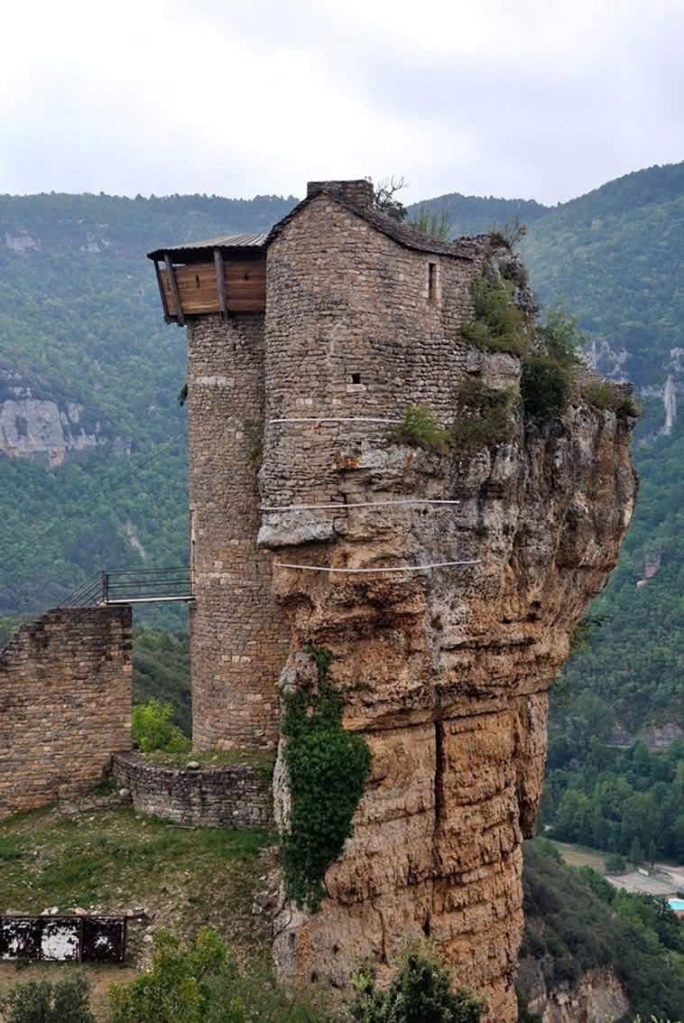 Château de Peyrelade – Pháo đài như lưỡi dao đá dựng đứng giữa thung lũng Tarn