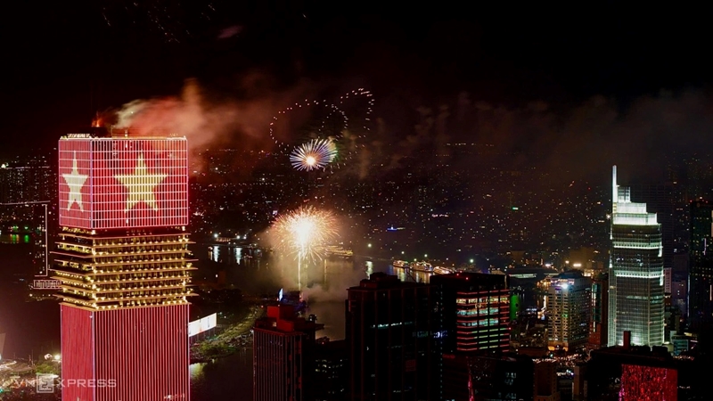 Pháo hoa rực sáng mừng năm mới