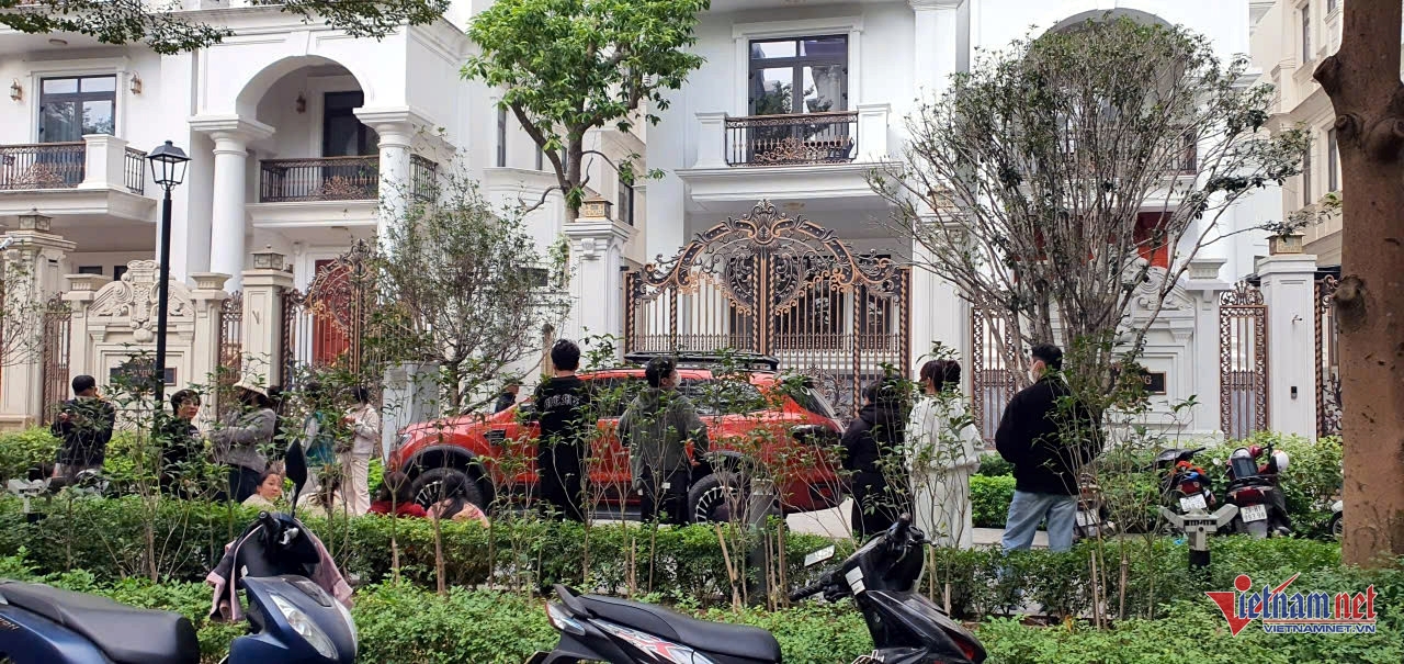 Hàng chục người tập trung trước biệt thự của Hoàng Hường ở Hà Nội để đòi lương