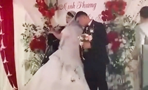 Xôn xao clip cô dâu, chú rể bị ném mắm tôm trong đám cưới ở Ninh Bình