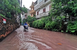 Vụ dòng nước ô nhiễm chuyển màu đỏ Sở NN  MT Hà Nội trả lời UBND phường Đông Ngạc là đơn vị công bố thông tin ô nhiễm