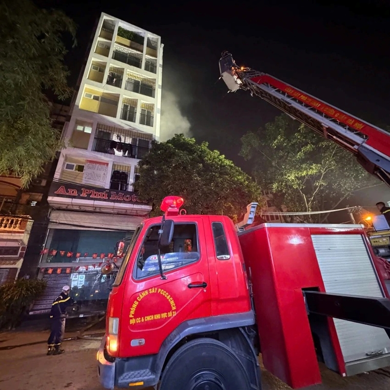 Giải cứu 7 người, tạm giữ 1 nghi phạm trong vụ cháy nhà nghỉ ở Hà Nội