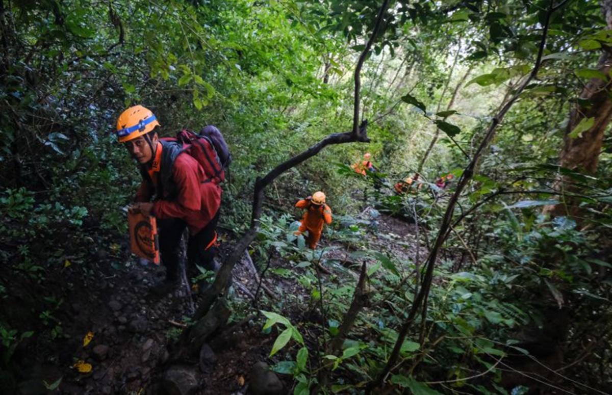 Indonesia tìm thấy mảnh vỡ máy bay mất tích