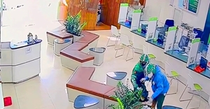 Vụ cướp ngân hàng ở Gia Lai Nhân viên nhấn chuông báo động, ném tiền vào sọt rác