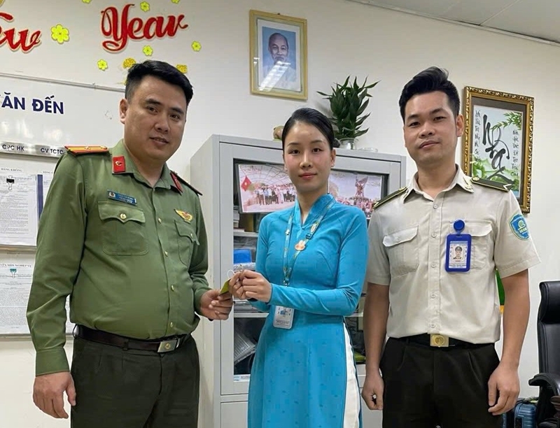 Nữ du khách xúc động khi tìm thấy nhẫn kim cương bị thất lạc ở sân bay Đà Nẵng