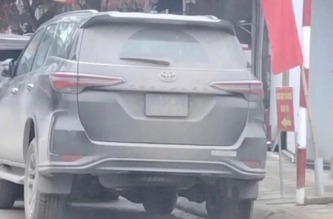 Người dân ghi hình xe biển xanh đỗ sai, bùn đất che biển gửi CSGT