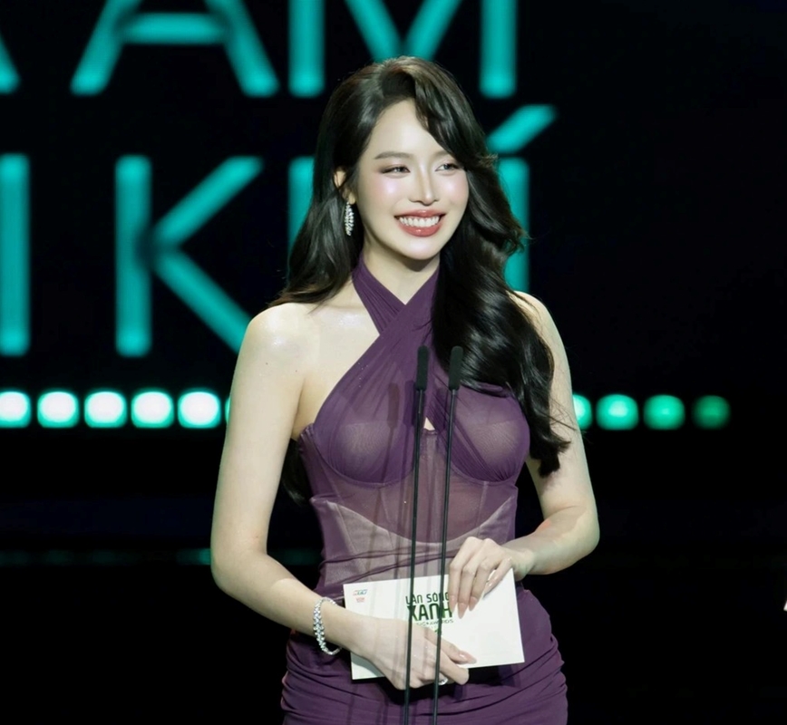 Tranh cãi Hoa hậu Thanh Thủy diện váy xuyên thấu, lộ nịt bụng phản cảm