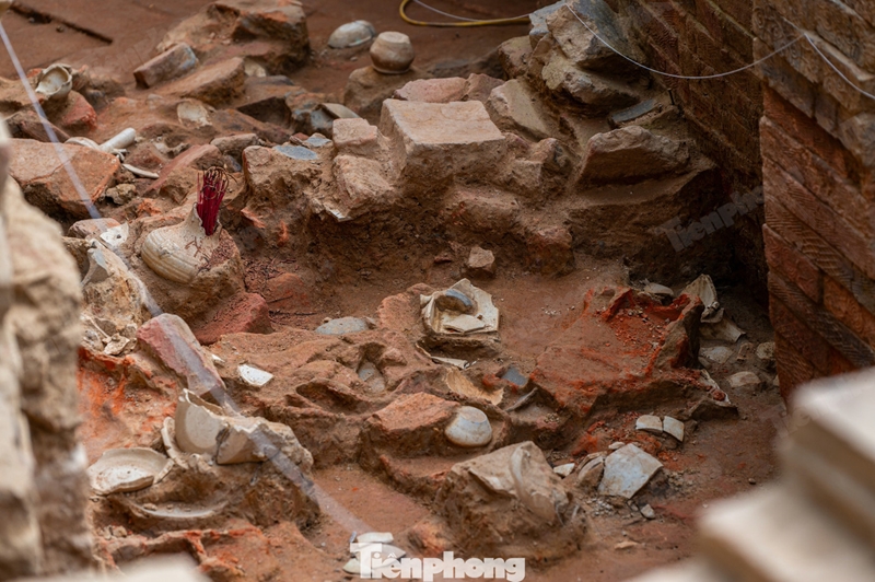 Bất ngờ phát hiện mộ cổ đồ sộ gần 2 000 năm tuổi ngay trong vườn nhà